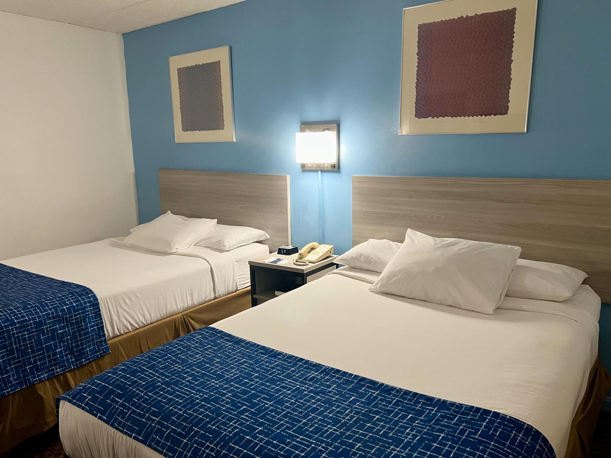 Travelodge By Wyndham Хърши Екстериор снимка