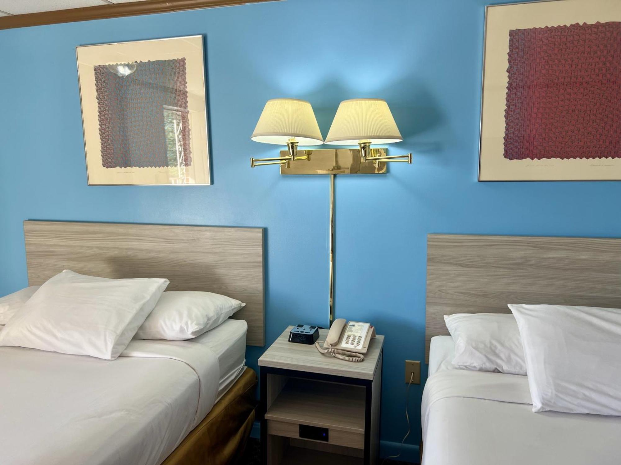 Travelodge By Wyndham Хърши Екстериор снимка